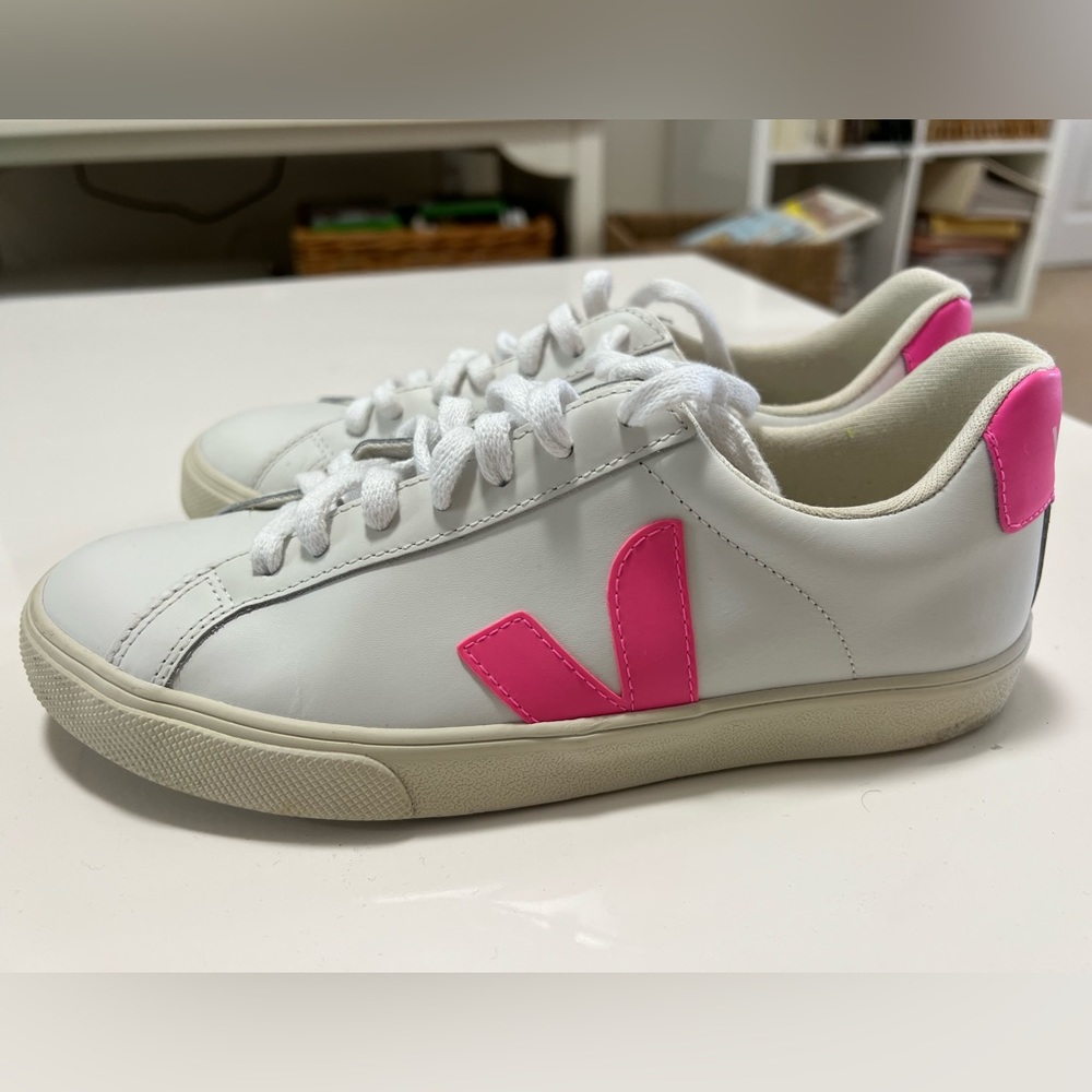 Veja women’s esplar sneakers in pink. Pre-owned but I’m very good condition.